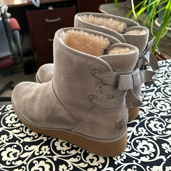 Uggs Australia Drew Sunshine Perf Bailey Bow Seal Grey Sheepskin Suede boots. - Picture 1 of 14